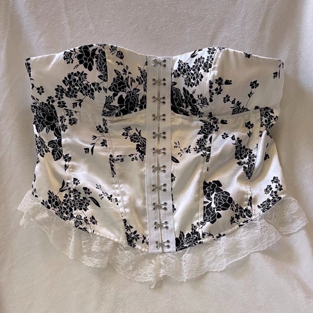 Poetry White with Black Flowers